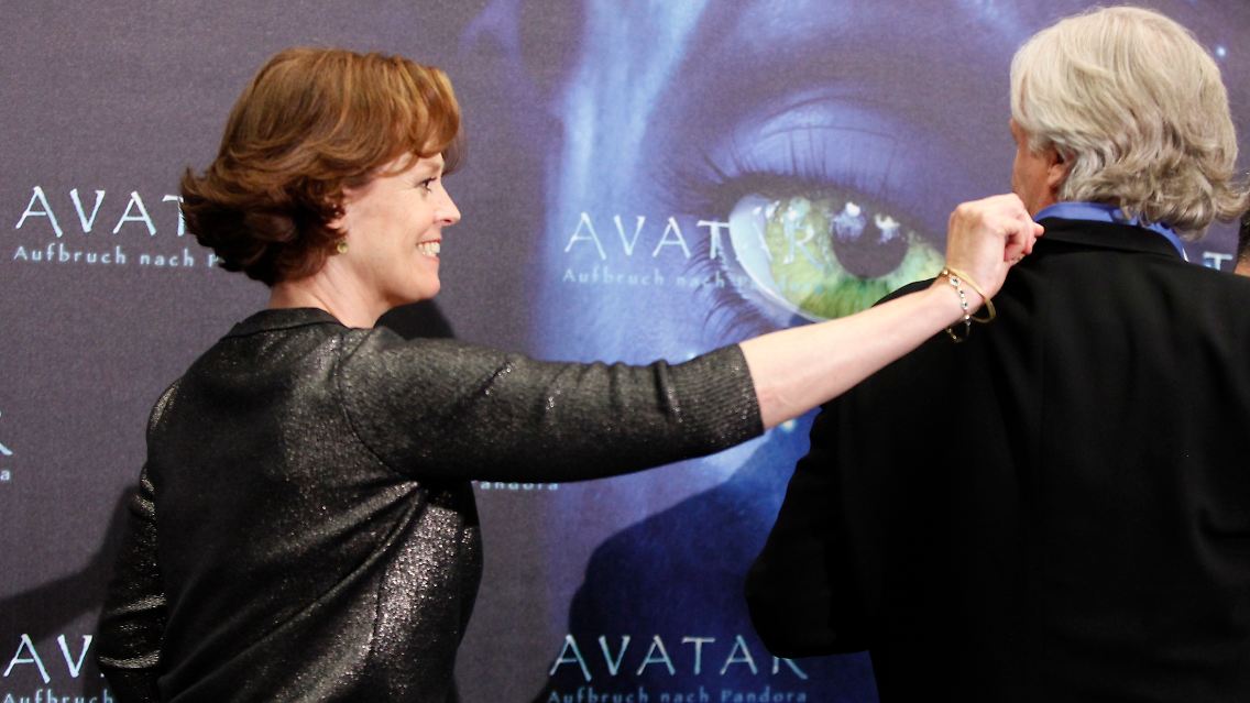 Da kommt Sigourney Weaver. Und den Regisseur zieht sie gleich hinter sich her.
