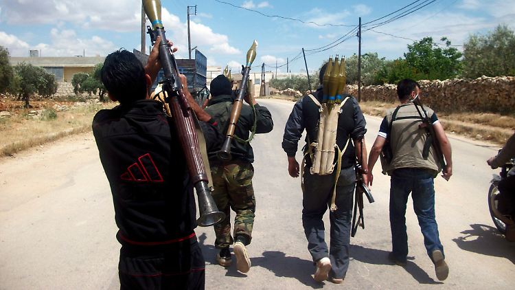 Kämpfer der Freien Syrischen Armee machen sich mit ihren Granatwerfern im Norden Syriens auf den Weg zum Gefecht.