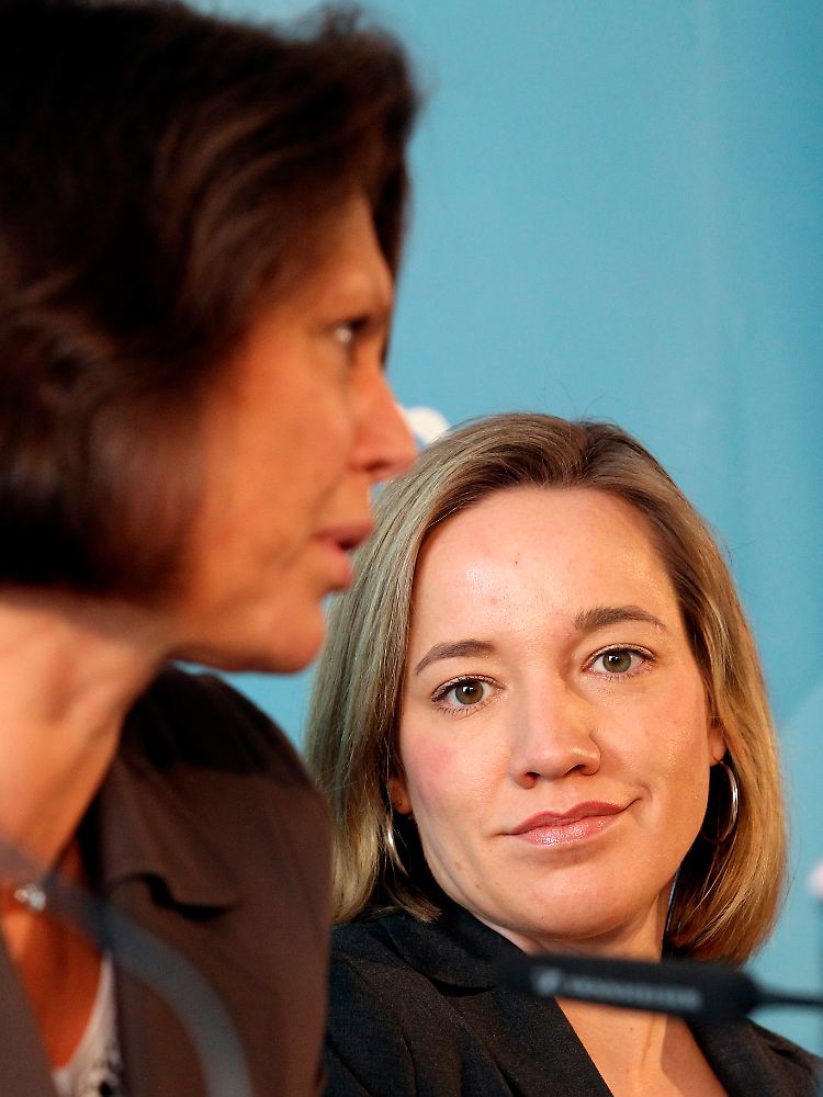 Kristina Schröder (rechts) arbeitet mit Facebook zusammen. Ilse Aigner ist skeptisch.