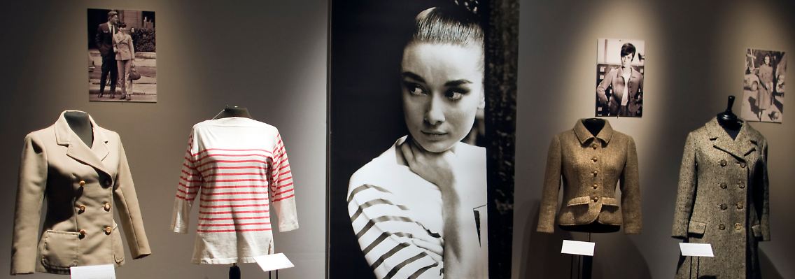 Dutzende Kleider und Accessoires sind in London versteigert worden.