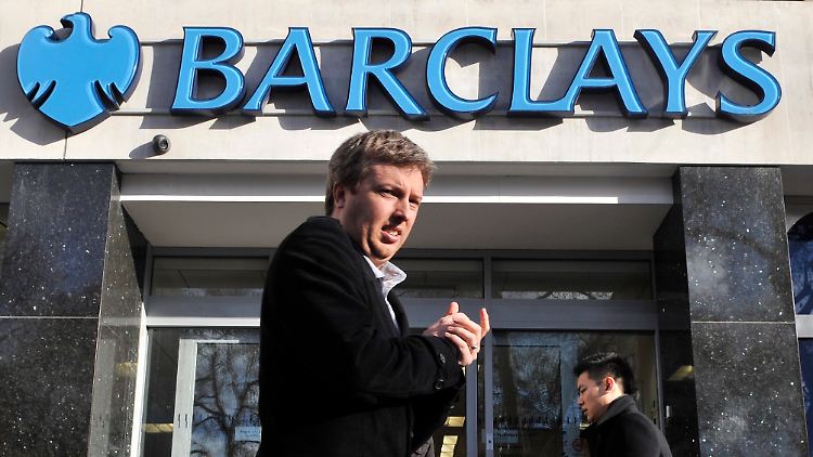 Die britische Großbank Barclays stößt Blackrock-Anteile unter Marktwert ab.
