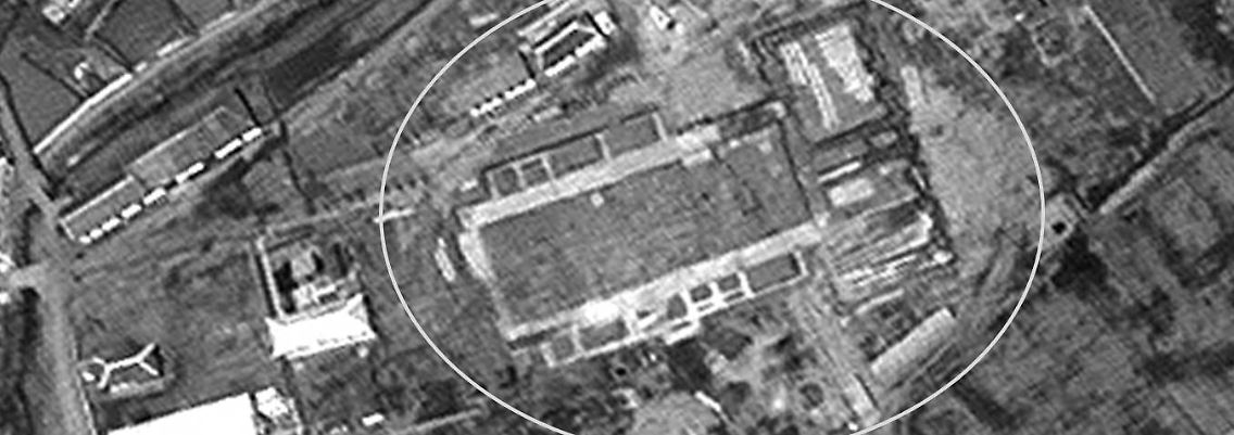 Die im Bau befindliche neue Montagehalle - zuvor standen hier Wohnhäuser.
