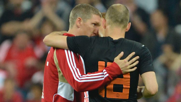 Bastian Schweinsteiger umarmt Arjen Robben demonstrativ.