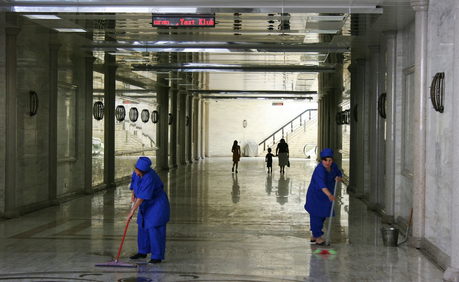 Die Putzkolonnen ziehen durch Baku und wienern, was das Zeug hält.