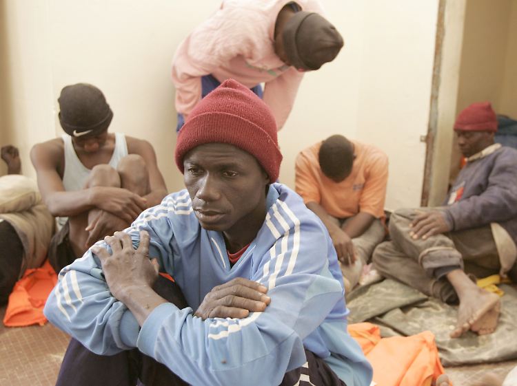 Mauretanien: Ein westafrikanischer Migrant in einer Polizeistation in Nouadhibou. Hier steht "Guantánamito", Klein-Guantánamo.