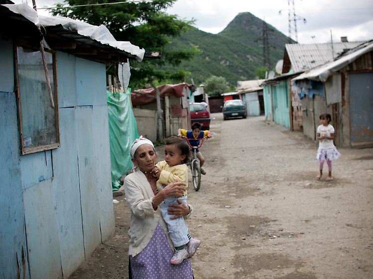 Abschiebung ins Elend: Roma im Flüchtlingslager Cesmin Lug in der ethnisch geteilten Stadt Mitrovica im Kosovo.