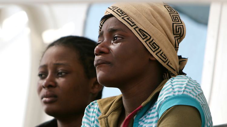 Afrikanische Migranten im Hafen von Tripolis. Ihr Schiff wurde von der italienischen Küstenwache nach Libyen gebracht. Sie erhielten nie die Chance, einen Asylantrag in Europa zu stellen. Stattdessen werden sie wohl in eines der gefürchteten libyschen Flüchtlingslager gebracht.