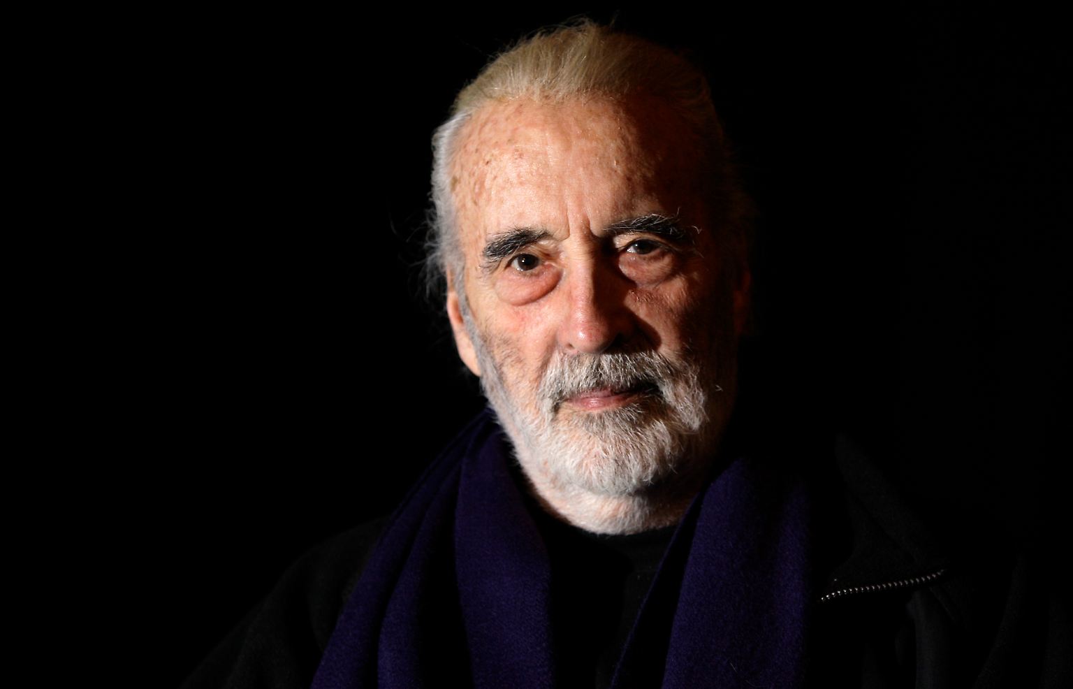 Im März 1993 rumort es: Christopher Lee sei tot, heißt es.