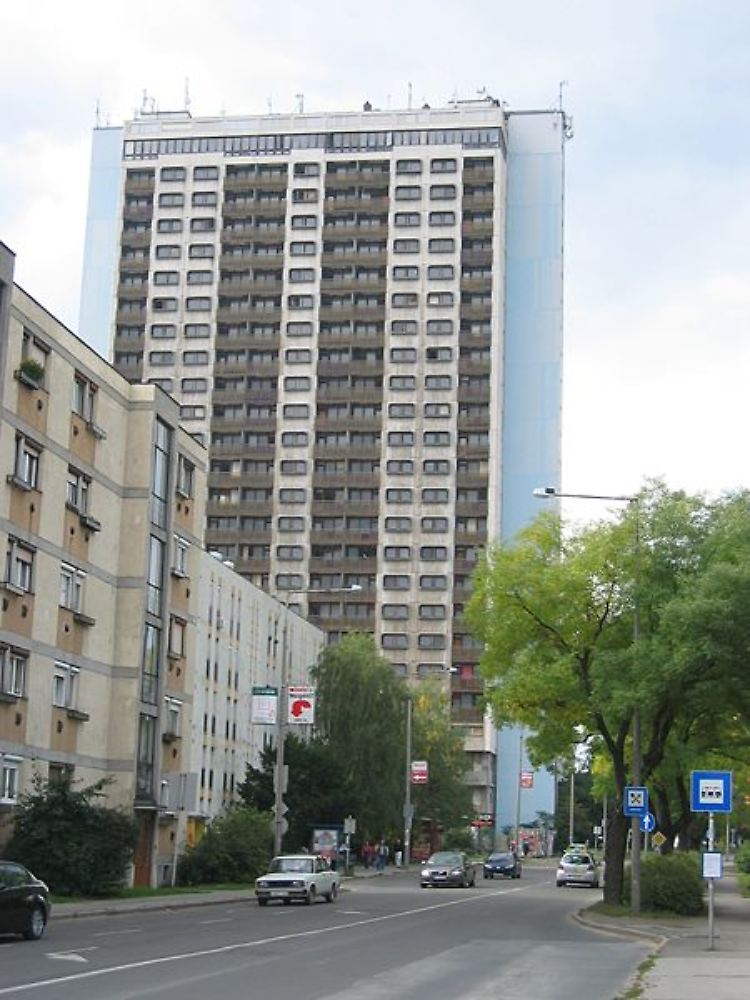 Das "Magasház" (ungarisch für Hochhaus) wurde 1974 gebaut und ist seit 1989 wegen mangelhafter Baustatik nicht bewohnt.