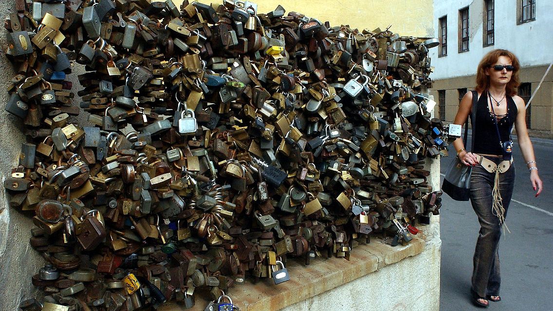 "Wunschschlösser" am Pecser Dom: Hier kann man seine Wünsche und Sorgen lassen.