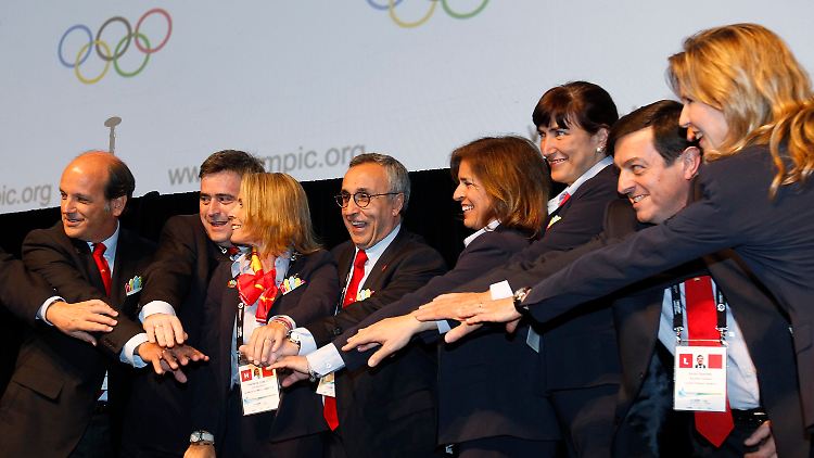 Freude bei den Spaniern: Das Rennen geht weiter.