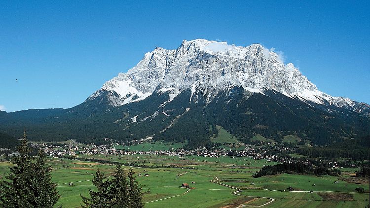 Ehrwald liegt am Fuß des Wettersteingebirges mit der Zugspitze.