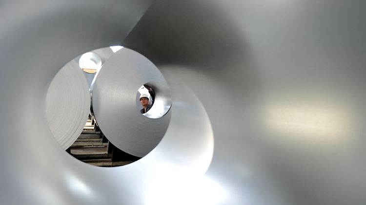 Der Blick durch ein "Coil" bei Salzgitter. In Deutschland läuft's wie geschmiert. So soll's auch bleiben.