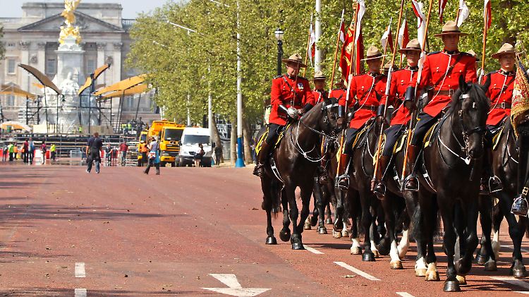 Royal Canadian Mounted Police vor dem Palast.