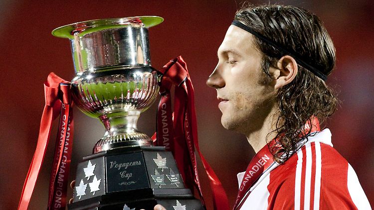 Torsten Frings hält die Titel-Trophäe fest.