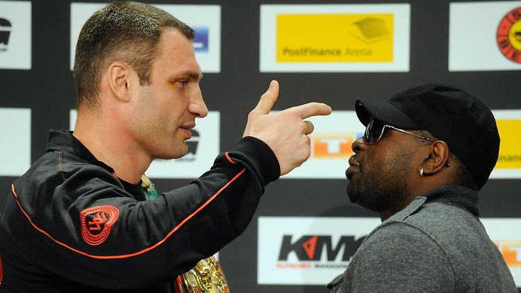 Witali Klitschko und Kevin Johnson beim Wiegen.