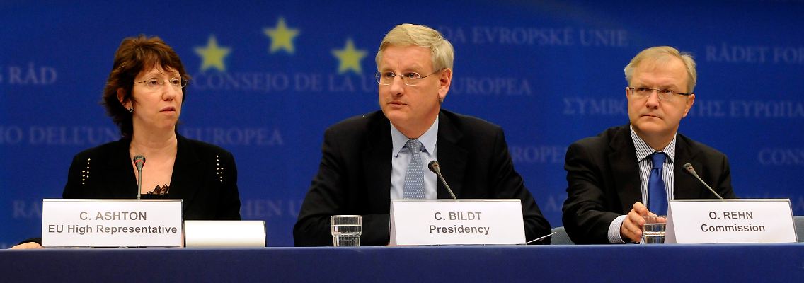Der schwedische Außenminister und amtierende EU-Ratspräsident Carl Bildt (M), EU-"Außenministerin" Catherine Ashton und EU-Erweiterungskommissar Olli Rehn in Brüssel.