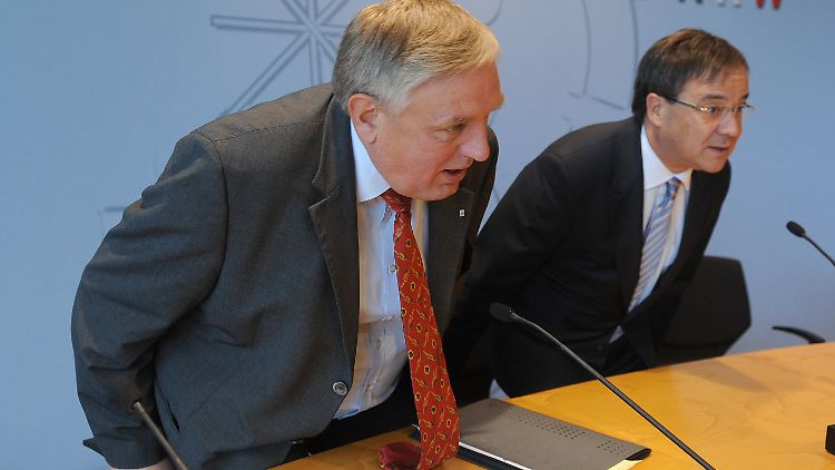 Laumann (l.) und Laschet auf einer Pressekonferenz in Düsseldorf.