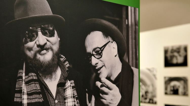 Rainer Werner Fassbinder (l) mit dem Regisseur Peter Zadek.