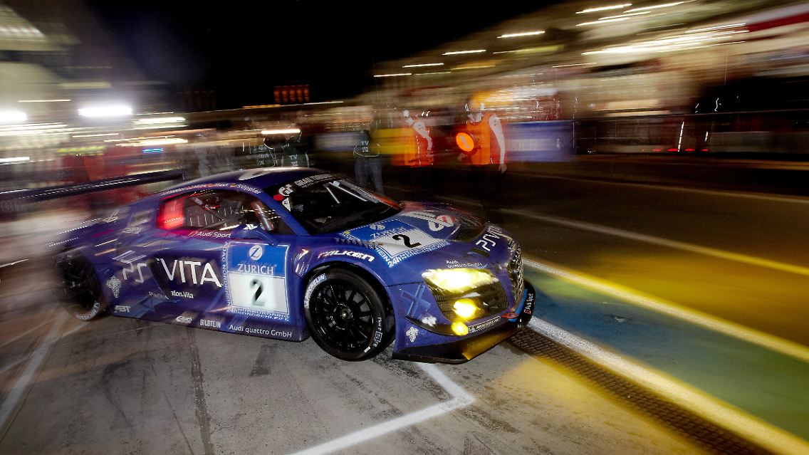 Der Audi R8 LMS Ultra geht  beim 24-Stunden-Rennen auf dem Nürburgring nach einem Boxenstop wieder auf die Strecke.