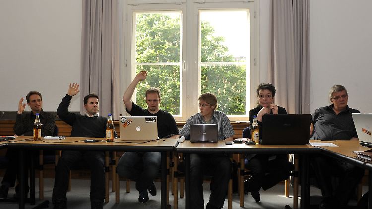 Anfang der Woche konstituierte sich die Fraktion der Piraten in Kiel - darunter Angelika Beer (2.v.r.) und Patrick Breyer (l.).