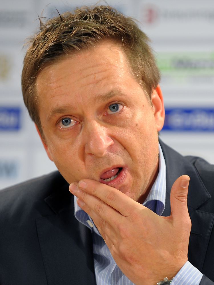 Horst Heldt will die Kritik nicht auf sich beruhen lassen.