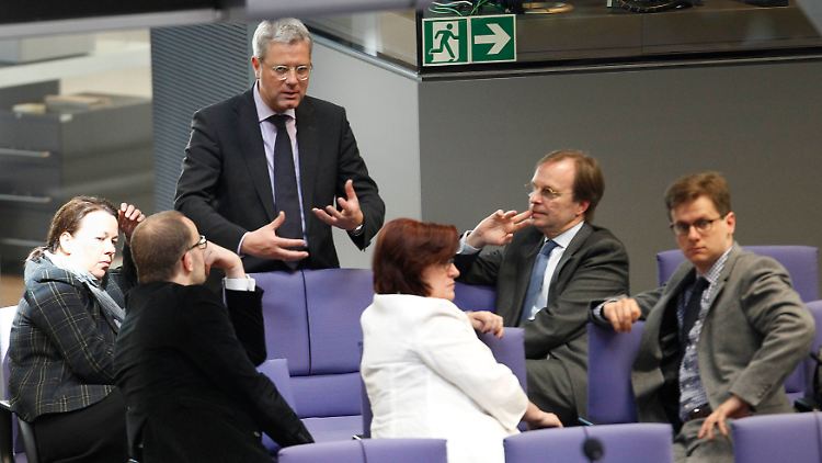 Der Abgeordnete Röttgen berichtet seinen Kollegen davon, wie es ist, von der Kanzlerin abserviert zu werden.