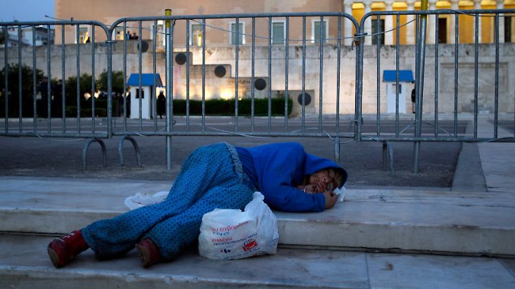 Eine Obdachlose liegt vor dem griechischen Parlament in Athen.