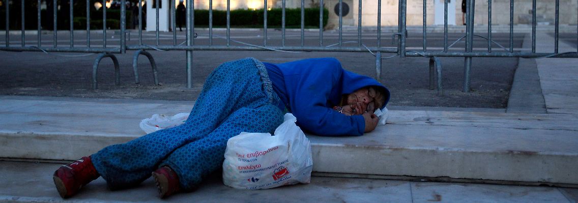 Eine Obdachlose liegt vor dem griechischen Parlament in Athen.
