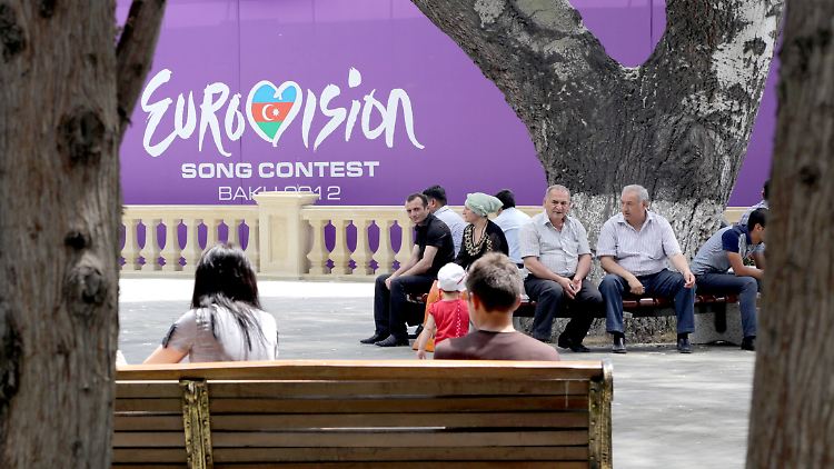 Wo man auch geht, steht und sitzt: Der ESC ist in Baku allgegenwärtig.
