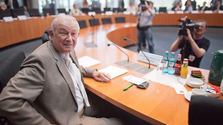 Günther Beckstein vor dem Neonazi-Untersuchungsausschuss.