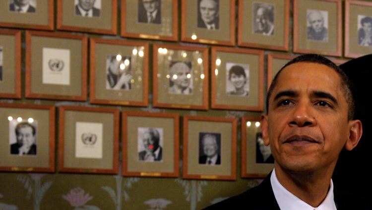 Obama vor der Fotowand mit berühmten Nobelpreis-Trägern.