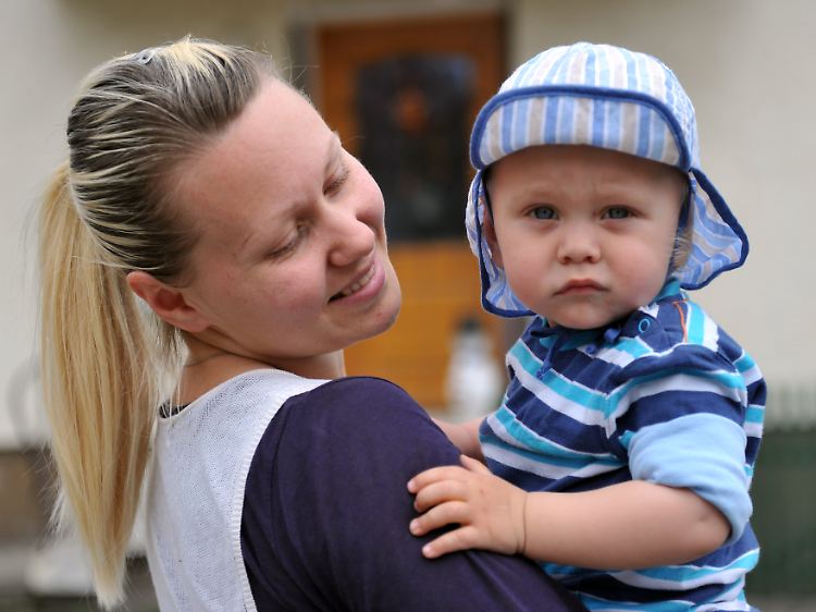 Von 2013 an sollen Eltern, die ihre Kinder zu Hause betreuen, 100 Euro im Monat extra bekommen.