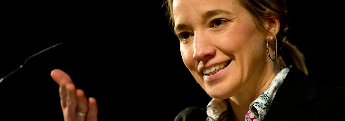 Der Kita-Ausbau geht zu schleppend voran, das Betreuungsgeld ist umstritten wie nie - mit der Flexi-Quote dagegen könnte Familienministerin Schröder wieder punkten.
