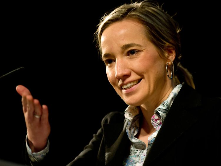 Der Kita-Ausbau geht zu schleppend voran, das Betreuungsgeld ist umstritten wie nie - mit der Flexi-Quote dagegen könnte Familienministerin Schröder wieder punkten.