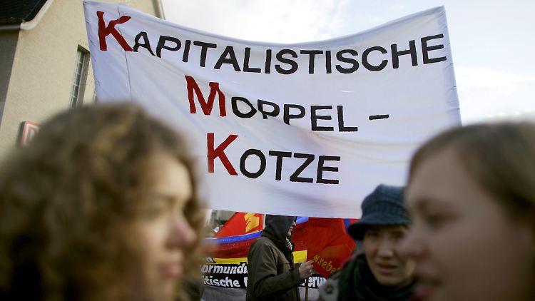 Mehrere tausend Studenten aus ganz Deutschland demonstrieren in Bonn gegen die "Bildungsmisere" und für massive Reformen.