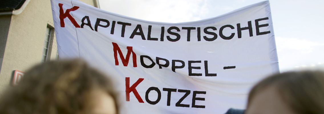 Mehrere tausend Studenten aus ganz Deutschland demonstrieren in Bonn gegen die "Bildungsmisere" und für massive Reformen.