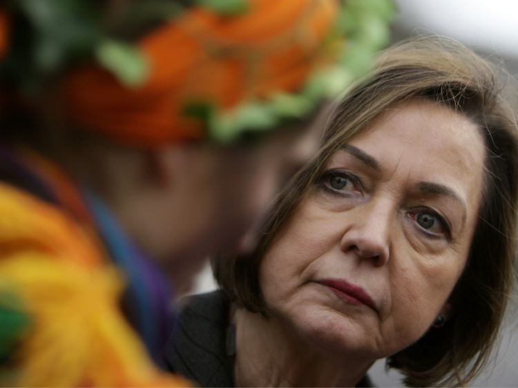 Margret Wintermantel, Präsidentin der deutschen Hochschulrektorenkonferenz, spricht mit Studenten in Bonn.