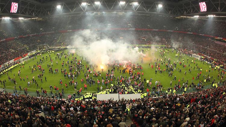 Platzsturm vor dem Ende der Spielzeit - darf Düsseldorf deshalb nicht aufsteigen?
