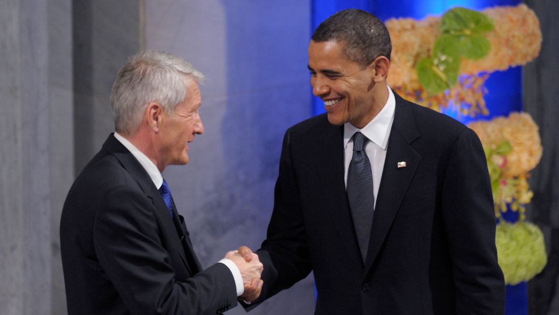 Thorbjorn Jagland (r) übergibt den Friedensnobelpreis an seinen diesjährigen umstrittenen Preisträger Barack Obama (l).