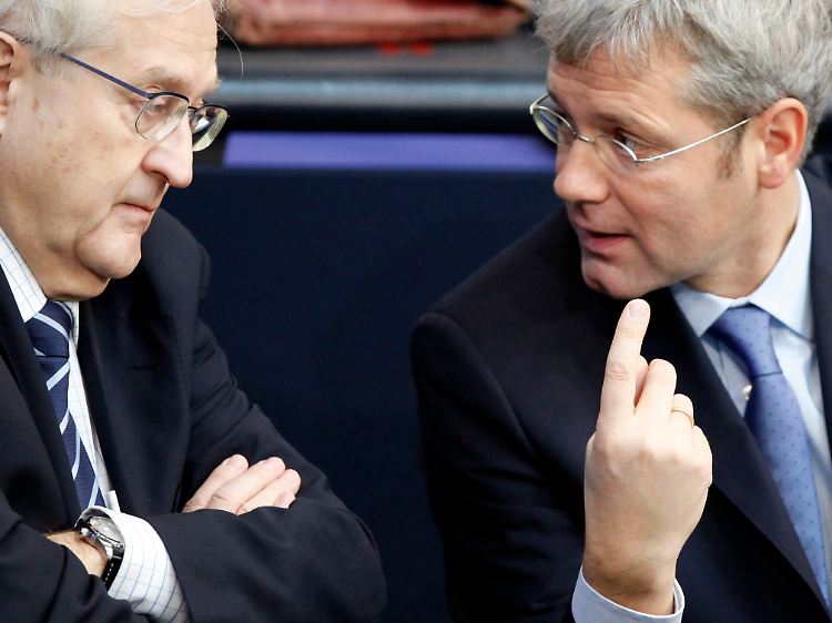 Wer braucht schon Solar, wenn er Atom hat: Umweltminister Norbert Röttgen (rechts) im Gespräch mit Wirtschaftsminister Rainer Brüderle (Archivbild).