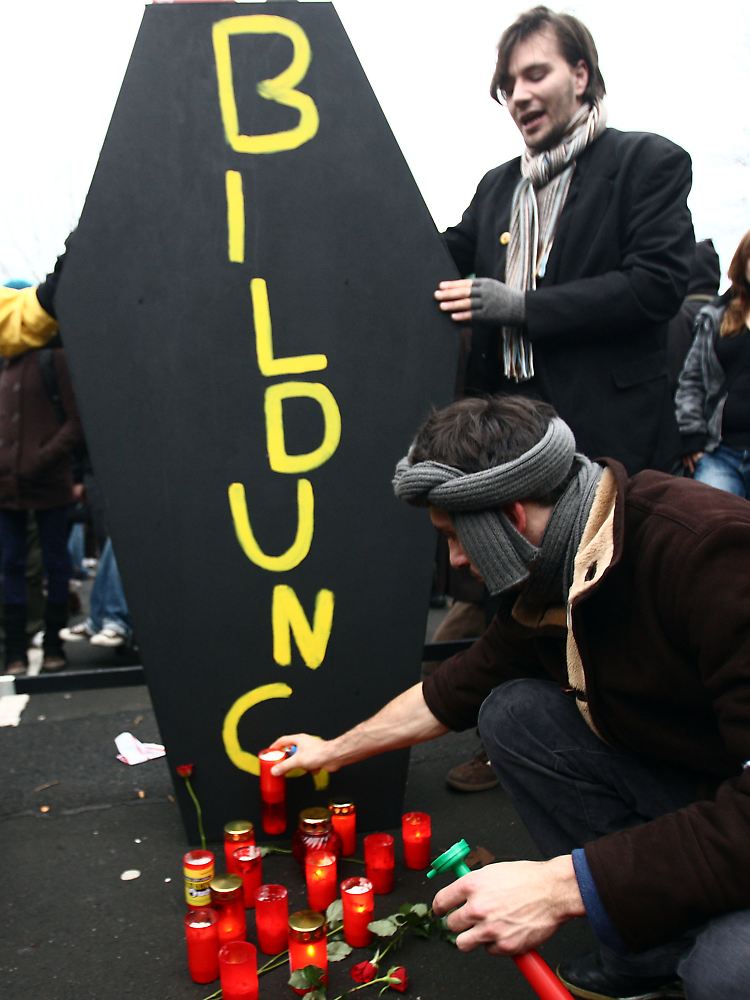 Studenten in Bonn beerdigen symbolisch die Bildung.