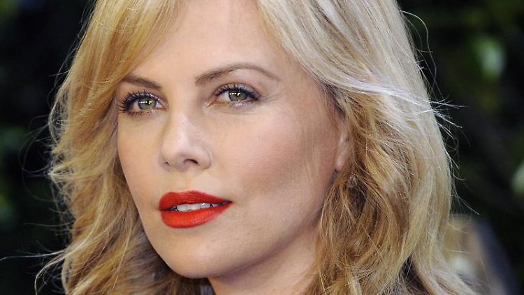 Babys Schnuller im Hundemaul finden wahrscheinlich nicht alle so niedlich wie Charlize Theron.
