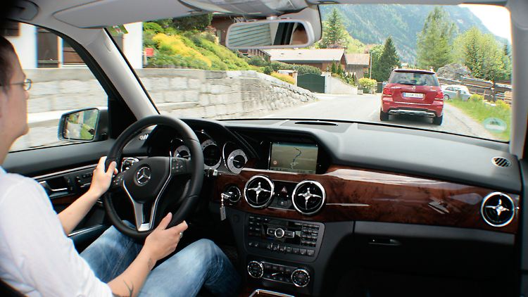 Im Cockpit helfen zahlreiche Assistenzsysteme, immer auf der sicheren Seite zu sein.