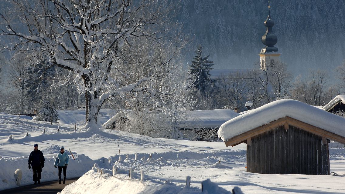 Dick verschneite Winterlandschaft in Inzell (Archivbild).