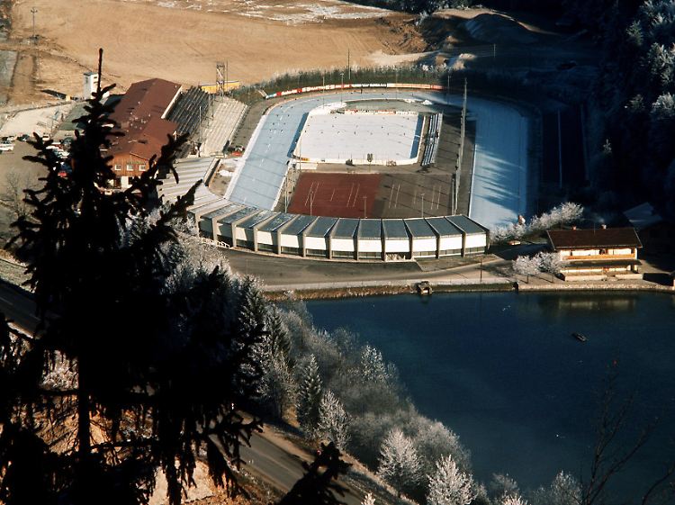 Die Kunsteisbahn in Inzell, 1965 eröffnet, war eine der bekanntesten Eisbahnen in Europa (undatiertes Archivfoto)