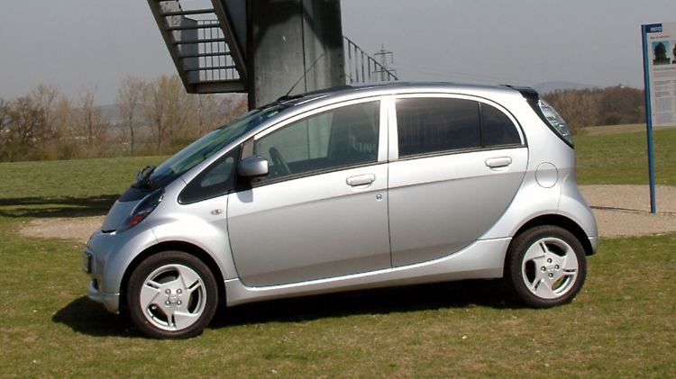 Der Verkauf von Elektroautos steht praktisch still. Entscheidender Grund ist die geringe Reichweite. Jetzt sucht die Industrie verzweifelt die Käuferschicht.