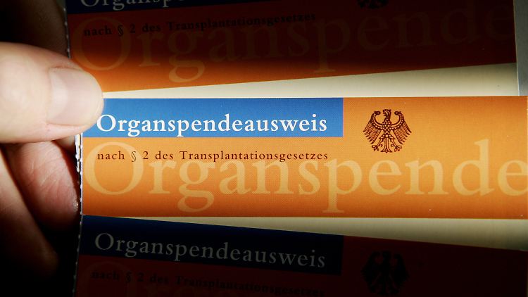 Einen Organspendeausweis sollen nach dem Willen der Regierung mehr Bürger mit sich führen.