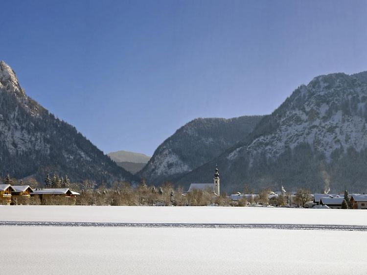 Die Winter in den Chiemgauer Alpen sind lang: Inzell ist dann nicht nur für Eissport-Fans eine gefragte Adresse.