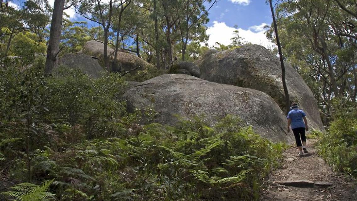 Entlang des Bungoona Walk treffen Wanderer immer wieder auf riesige Granitbrocken.
